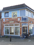 902041 Gezicht op het hoekpand Bremstraat 30, waarvan de gevel beschilderd is met afbeeldingen die herinneren aan de ...